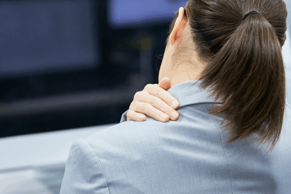 Tête lourde, nuque raide